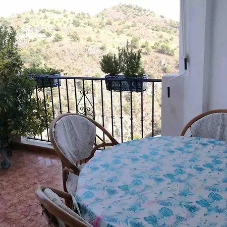 Precioso De Dos Plantas Con Vistas